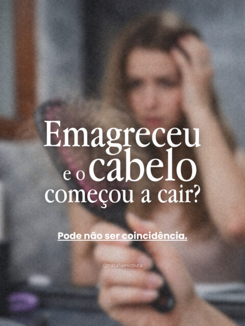 Essa pergunta está cada vez mais presente no consultório:"Comecei a emagrecer e meu cabelo começou a cair. Tem relação?" Pode ter.A Academia Americana de Dermatologia explica que pessoas que usam medicamentos da classe dos GLP-1 podem perceber queda dos fios, mas os dermatologistas acreditam que, em muitos casos, a relação esteja principalmente com a perda de peso rápida e as mudanças metabólicas e nutricionais que acompanham esse processo. A causa direta ainda precisa ser melhor estudada.Quando o organismo passa por um estresse importante, pode acontecer o eflúvio telógeno, uma queda geralmente temporária que costuma aparecer algum tempo depois do gatilho. Perda significativa de peso é um dos fatores associados a esse tipo de queda.Por isso, se você está emagrecendo e percebeu uma mudança importante no cabelo, não precisa entrar em pânico, mas também não precisa simplesmente esperar passar.💬 Você já tinha ouvido falar nessa relação entre emagrecimento e queda capilar?Natalia Escoura | CRM-MG 97920
Dermatologia | Tricologia | Cosmiatria e laser