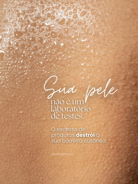 Sabe aquela rotina de skincare com 10 ou 12 passos que viraliza na internet? Na maioria das vezes, ela destrói a barreira da sua pele.Vejo isso direto no consultório. Pessoas acumulando tônico, séruns sobrepostos e ácidos diários porque acham que quanto mais produtos, melhor o resultado.Só que a biologia da pele não funciona assim.Excesso de ativos não acelera o rejuvenescimento; na prática, gera inflamação crônica, vermelhidão e o famoso efeito rebote — que é quando a pele, agredida, começa a produzir mais oleosidade ou descamar ainda mais.O segredo de uma pele firme e saudável não está em quantas camadas você aplica, mas em acertar o diagnóstico e escolher os poucos ingredientes que o seu tecido realmente absorve e precisa.Menos passos, zero excesso e muito mais critério.Quantos produtos tem o seu nécessaire hoje? Me conta aqui embaixo.Natalia Escoura | CRM-MG 97920
Dermatologia | Tricologia | Cosmiatria e laser